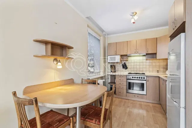 Хол; дървен под, естествена светлина, модерен стил