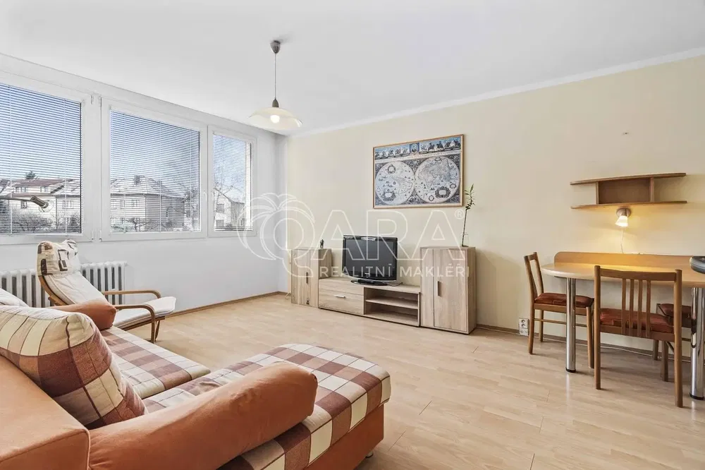 Кухня; кухненски уреди, дървен под, естествена светлина, модерен стил