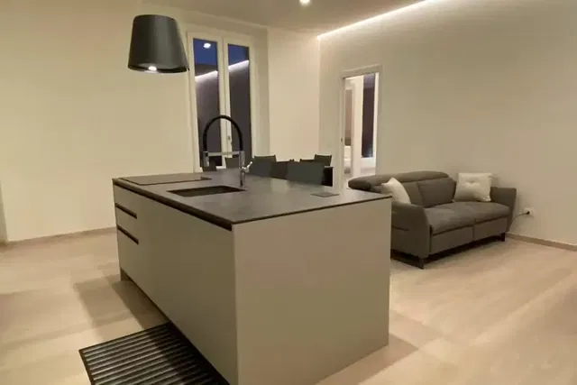 Cucina; elettrodomestici, pavimento in legno, luce naturale, stile moderno