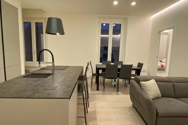 Cocina; electrodomésticos, suelo de madera, luz natural, estilo moderno