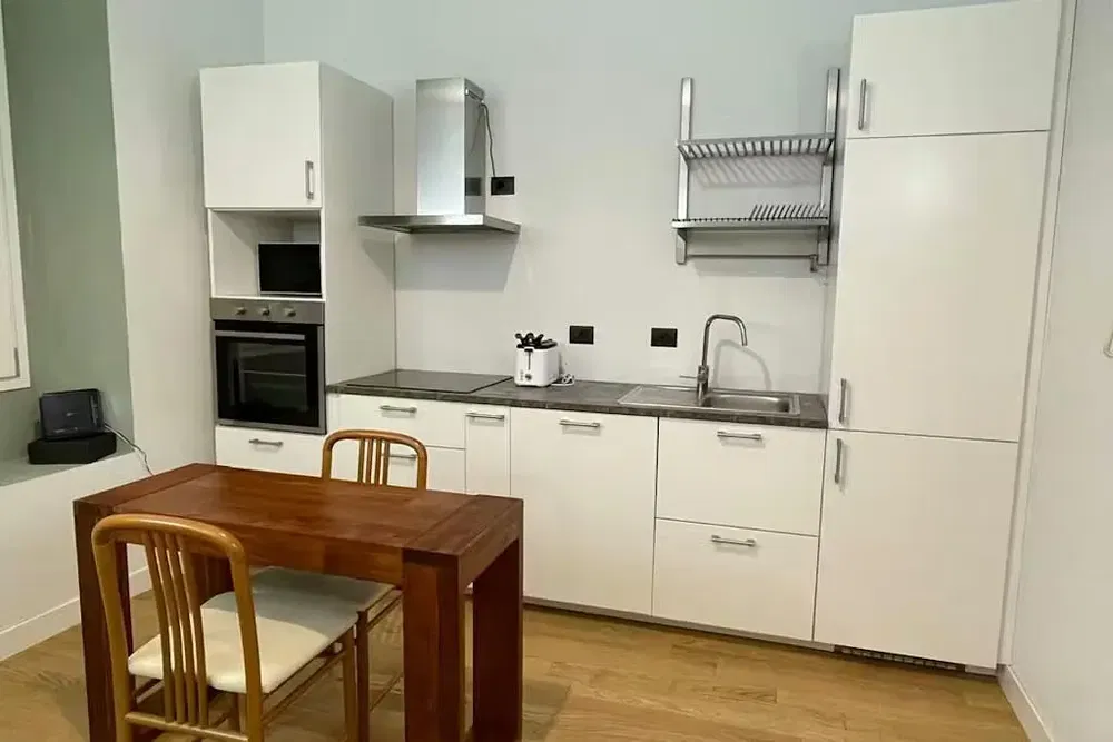 Küche; küchengeräte, holzboden, tageslicht, moderner stil