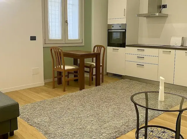 Küche; küchengeräte, holzboden, tageslicht, moderner stil