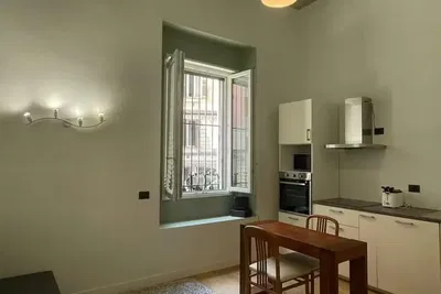 Keuken; keukenapparatuur, houten vloer, natuurlijk licht, moderne stijl