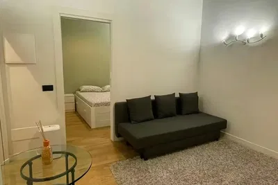 Keuken; keukenapparatuur, houten vloer, natuurlijk licht, moderne stijl