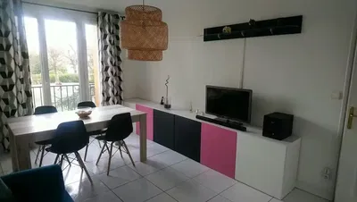 Küche; küchengeräte, holzboden, tageslicht, moderner stil