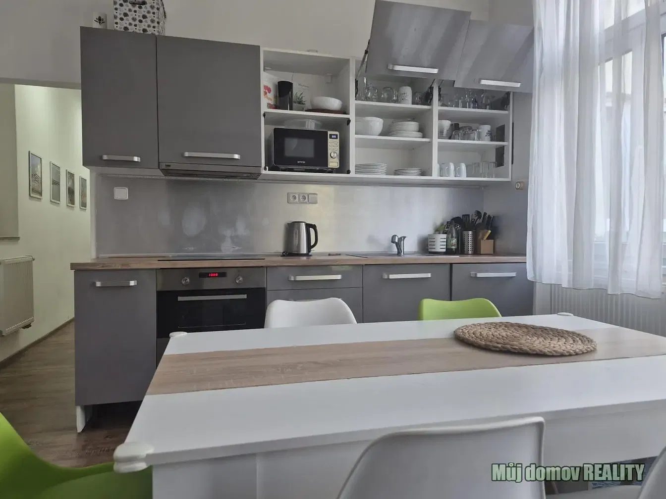 Cozinha; eletrodomésticos, chão de madeira, luz natural, estilo moderno