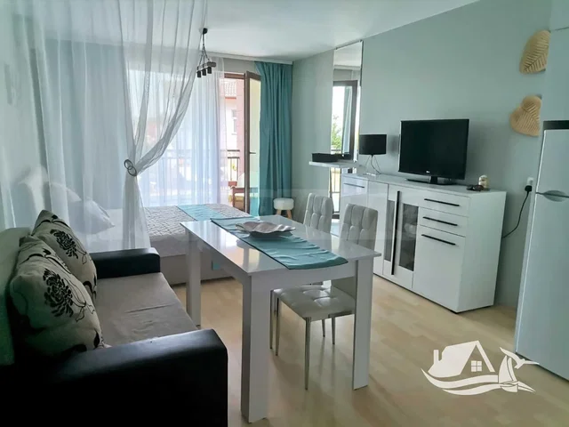 Oturma odası; ahşap zemin, doğal ışık, modern stil