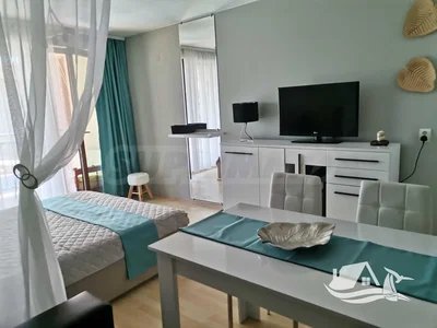 Oturma odası; ahşap zemin, doğal ışık, modern stil