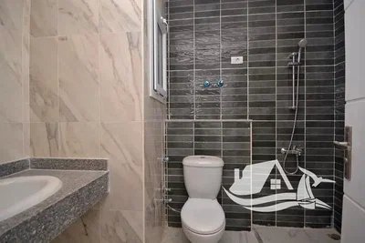 Oturma odası; ahşap zemin, doğal ışık, modern stil