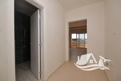 Mutfak; mutfak aletleri, ahşap zemin, doğal ışık, modern stil