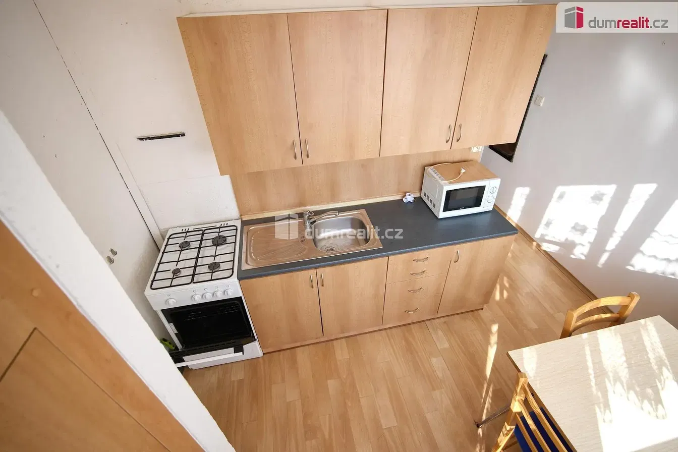 Кухня; кухненски уреди, дървен под, естествена светлина, модерен стил