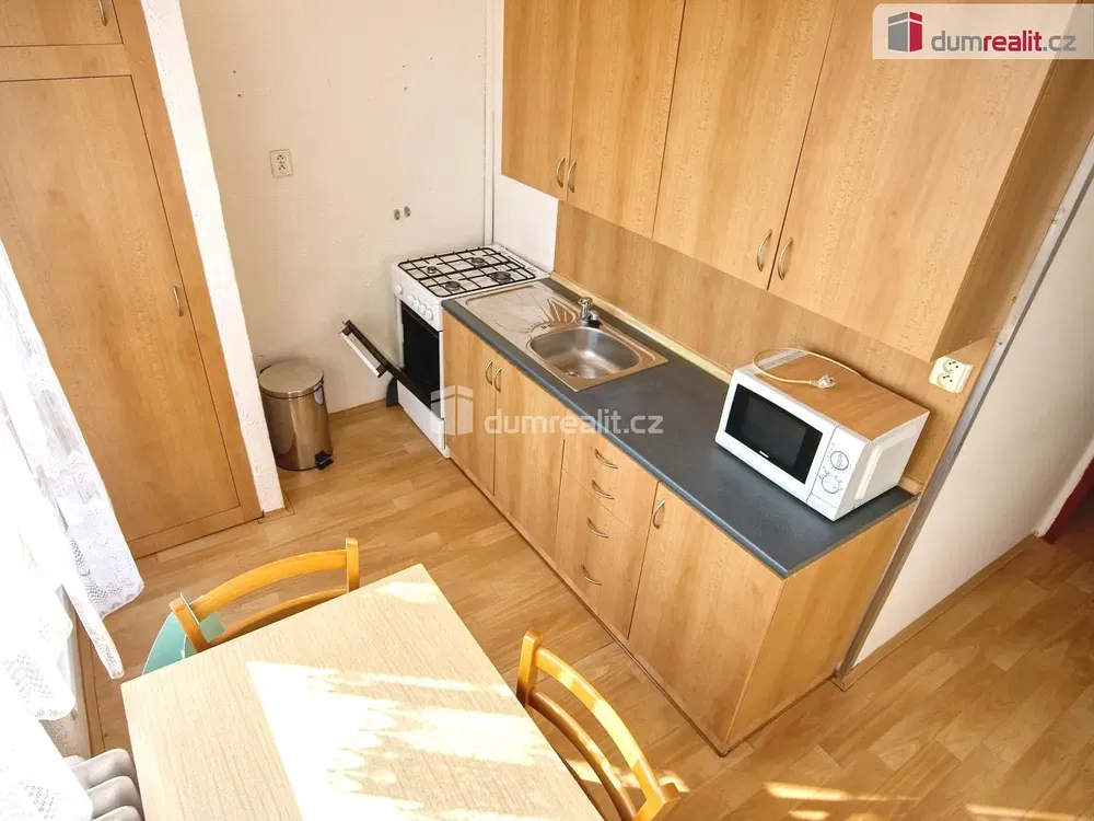 Кухня; кухненски уреди, дървен под, естествена светлина, модерен стил