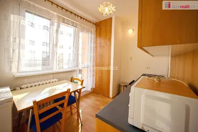 Кухня; кухненски уреди, дървен под, естествена светлина, модерен стил