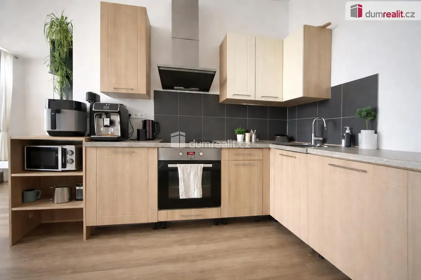 Хол; дървен под, естествена светлина, модерен стил