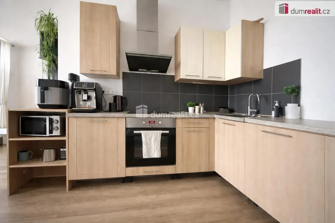 Хол; дървен под, естествена светлина, модерен стил