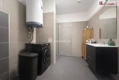 Хол; дървен под, естествена светлина, модерен стил