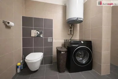 Хол; дървен под, естествена светлина, модерен стил