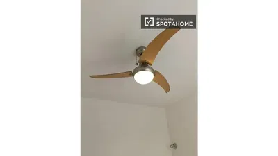 Küche; küchengeräte, holzboden, tageslicht, moderner stil