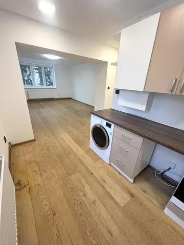 Кухня; кухненски уреди, дървен под, естествена светлина, модерен стил