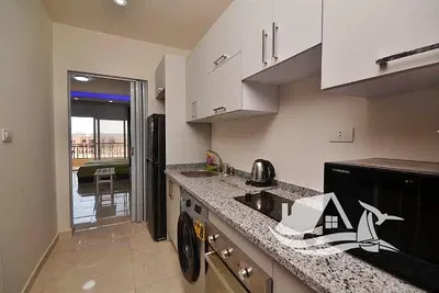 Oturma odası; ahşap zemin, doğal ışık, modern stil