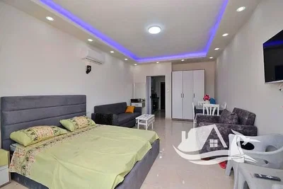 Oturma odası; ahşap zemin, doğal ışık, modern stil