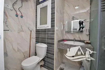 Mutfak; mutfak aletleri, ahşap zemin, doğal ışık, modern stil