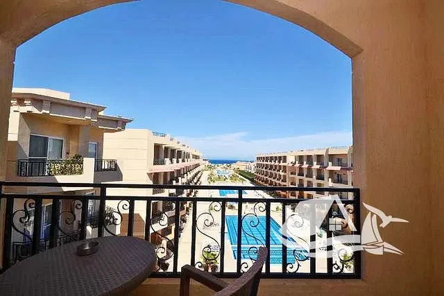 Oturma odası; ahşap zemin, doğal ışık, modern stil