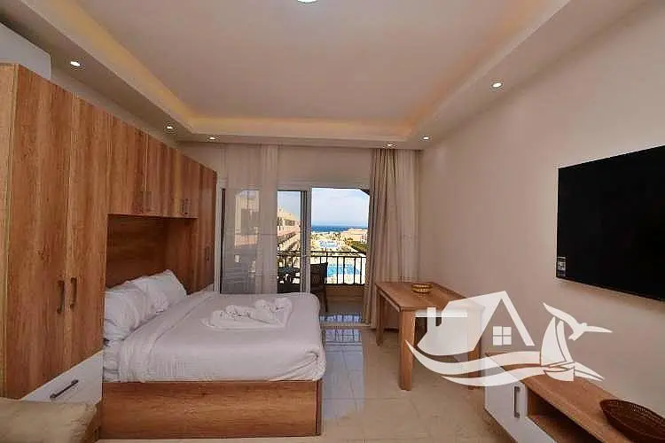 Mutfak; mutfak aletleri, fayans zemin, doğal ışık, modern stil