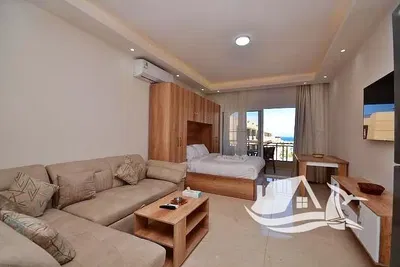 Oturma odası; ahşap zemin, doğal ışık, modern stil, yüksek tavan