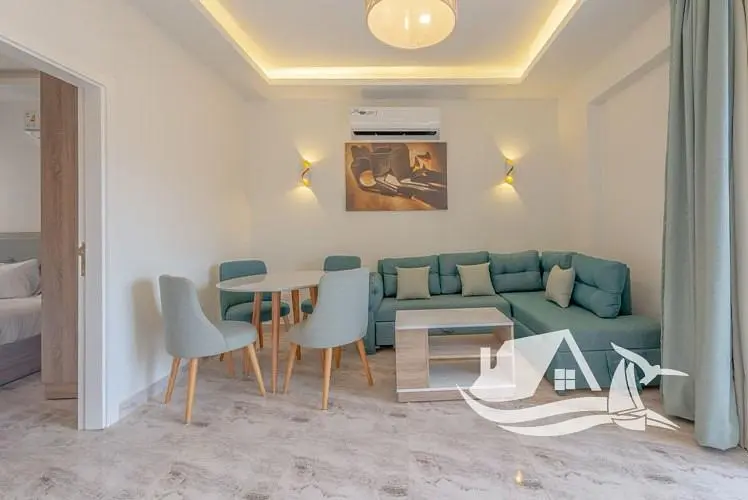 Mutfak; mutfak aletleri, ahşap zemin, doğal ışık, modern stil