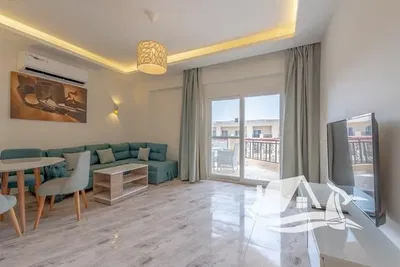 Mutfak; mutfak aletleri, ahşap zemin, doğal ışık, modern stil