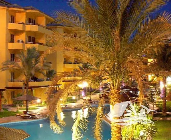 Obývací pokoj; dřevěná podlaha, přirozené světlo, moderní styl