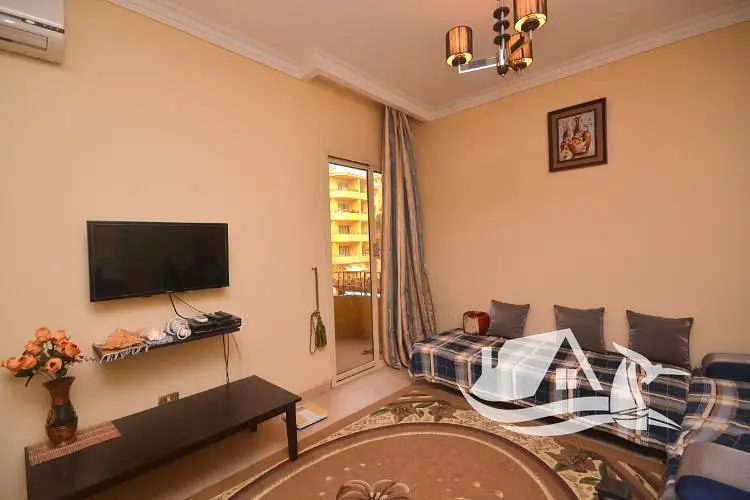 Obývací pokoj; dřevěná podlaha, přirozené světlo, moderní styl