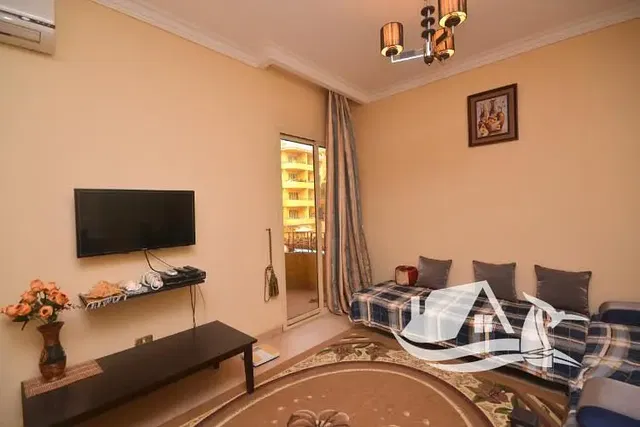 Obývací pokoj; dřevěná podlaha, přirozené světlo, moderní styl