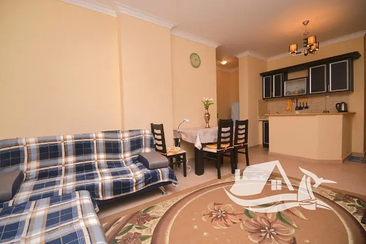 Kuchyně; kuchyňské spotřebiče, dřevěná podlaha, přirozené světlo, moderní styl