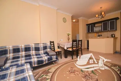 Kuchyně; kuchyňské spotřebiče, dřevěná podlaha, přirozené světlo, moderní styl