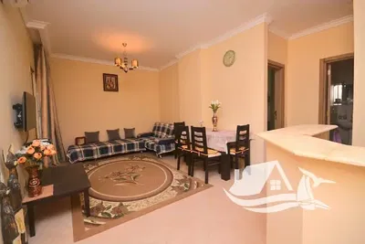 Kuchyně; kuchyňské spotřebiče, dřevěná podlaha, přirozené světlo, moderní styl