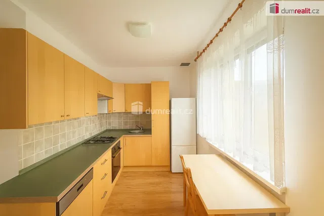 Σαλόνι; ξύλινο πάτωμα, φυσικό φως, μοντέρνο στυλ