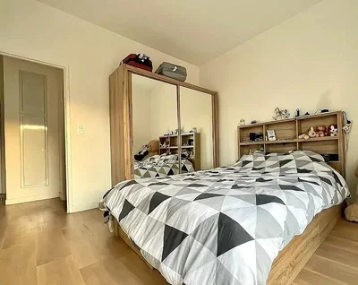Mutfak; mutfak aletleri, ahşap zemin, doğal ışık, modern stil
