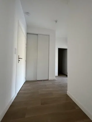 Mutfak; mutfak aletleri, ahşap zemin, doğal ışık, modern stil