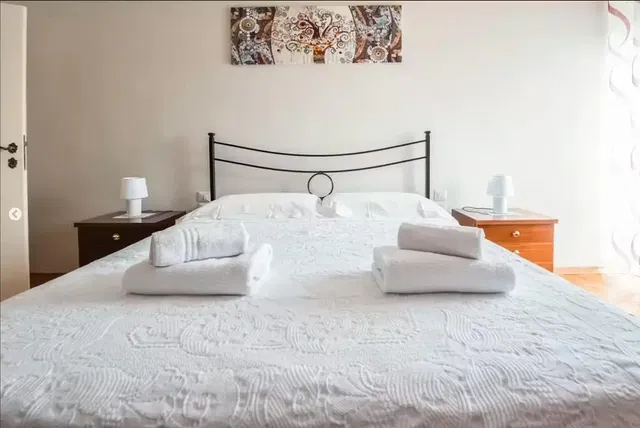 Cucina; elettrodomestici, pavimento in legno, luce naturale, stile moderno