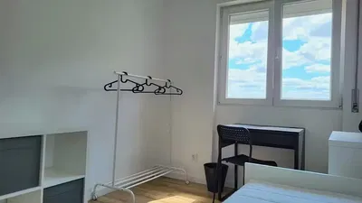 Kuhinja; kuhinjski aparati, drveni pod, prirodno svjetlo, moderni stil