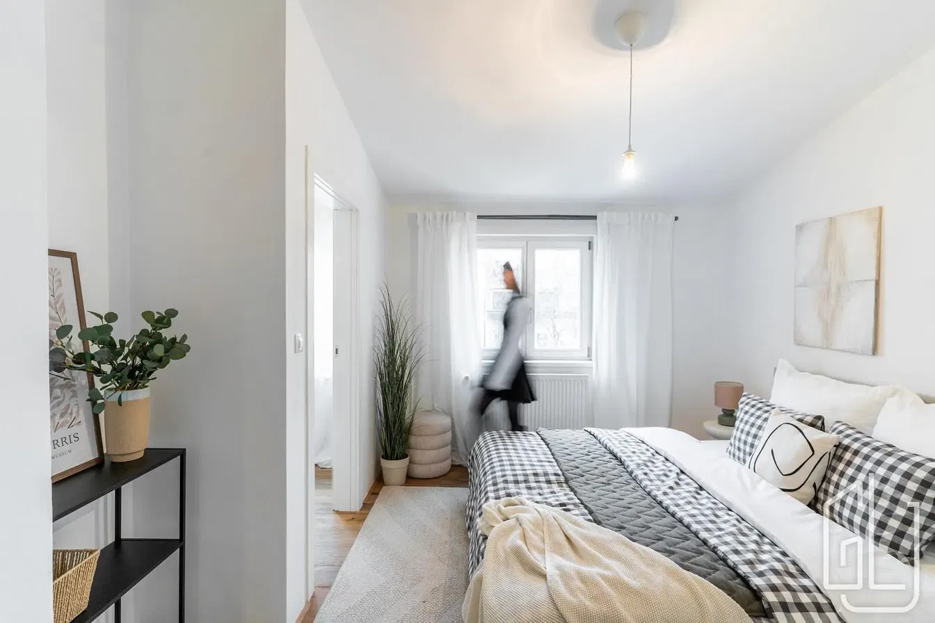 Kuchyně; kuchyňské spotřebiče, dřevěná podlaha, přirozené světlo, moderní styl