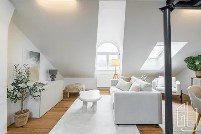 Obývací pokoj; dřevěná podlaha, přirozené světlo, moderní styl