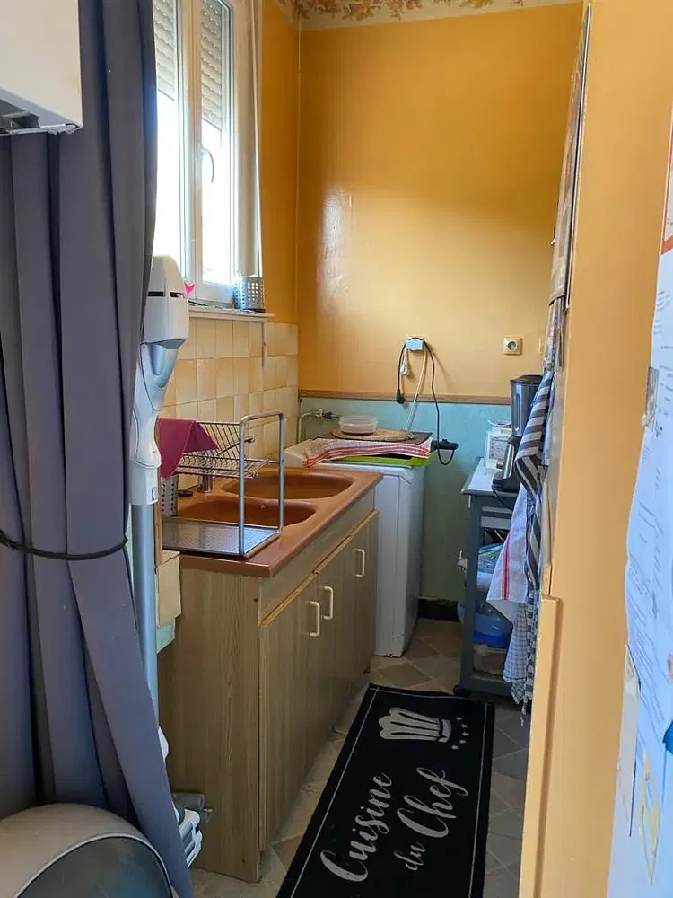 Kuchnia; sprzęt kuchenny, podłoga drewniana, światło dzienne, styl nowoczesny