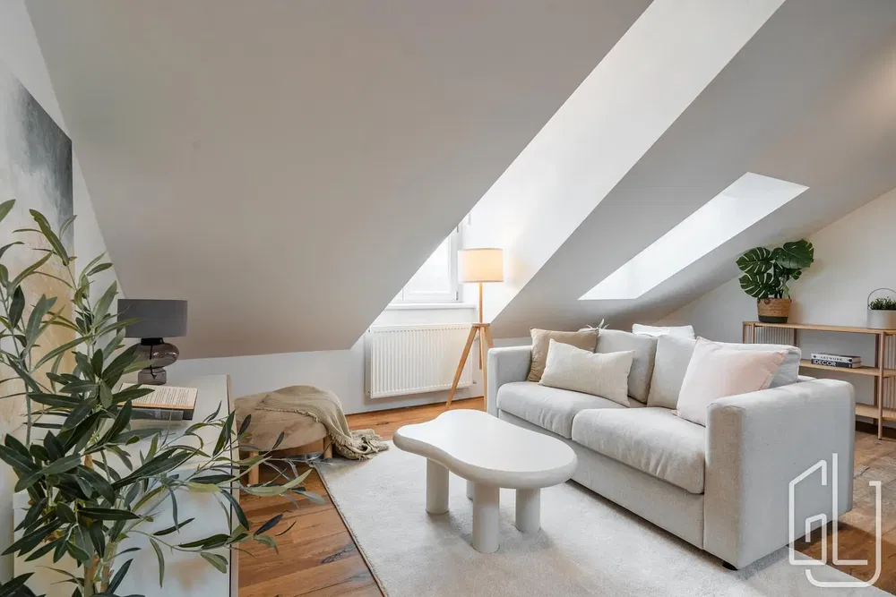 Cocina; electrodomésticos, suelo de madera, luz natural, estilo moderno