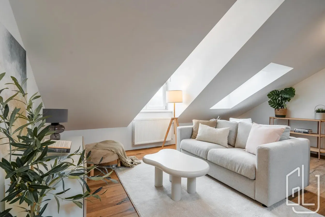 Cocina; electrodomésticos, suelo de madera, luz natural, estilo moderno