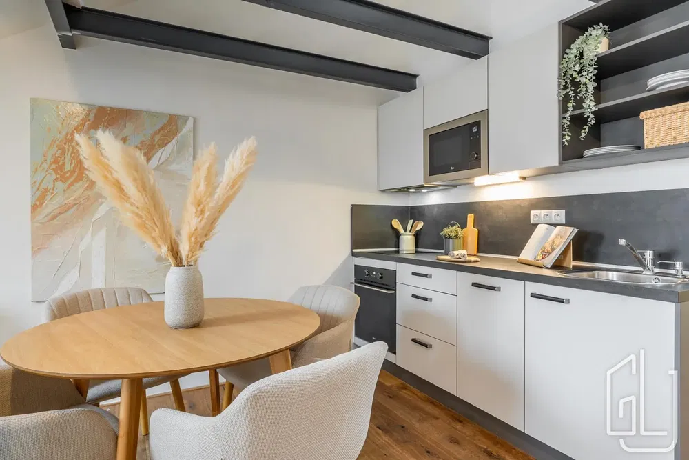 Cocina; electrodomésticos, suelo de madera, luz natural, estilo moderno