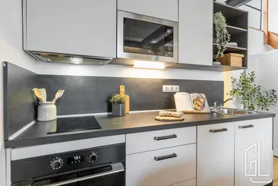 Salón; suelo de madera, luz natural, estilo moderno