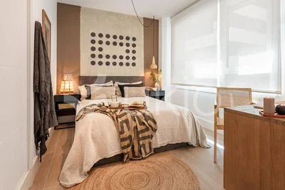 Mutfak; mutfak aletleri, ahşap zemin, doğal ışık, modern stil